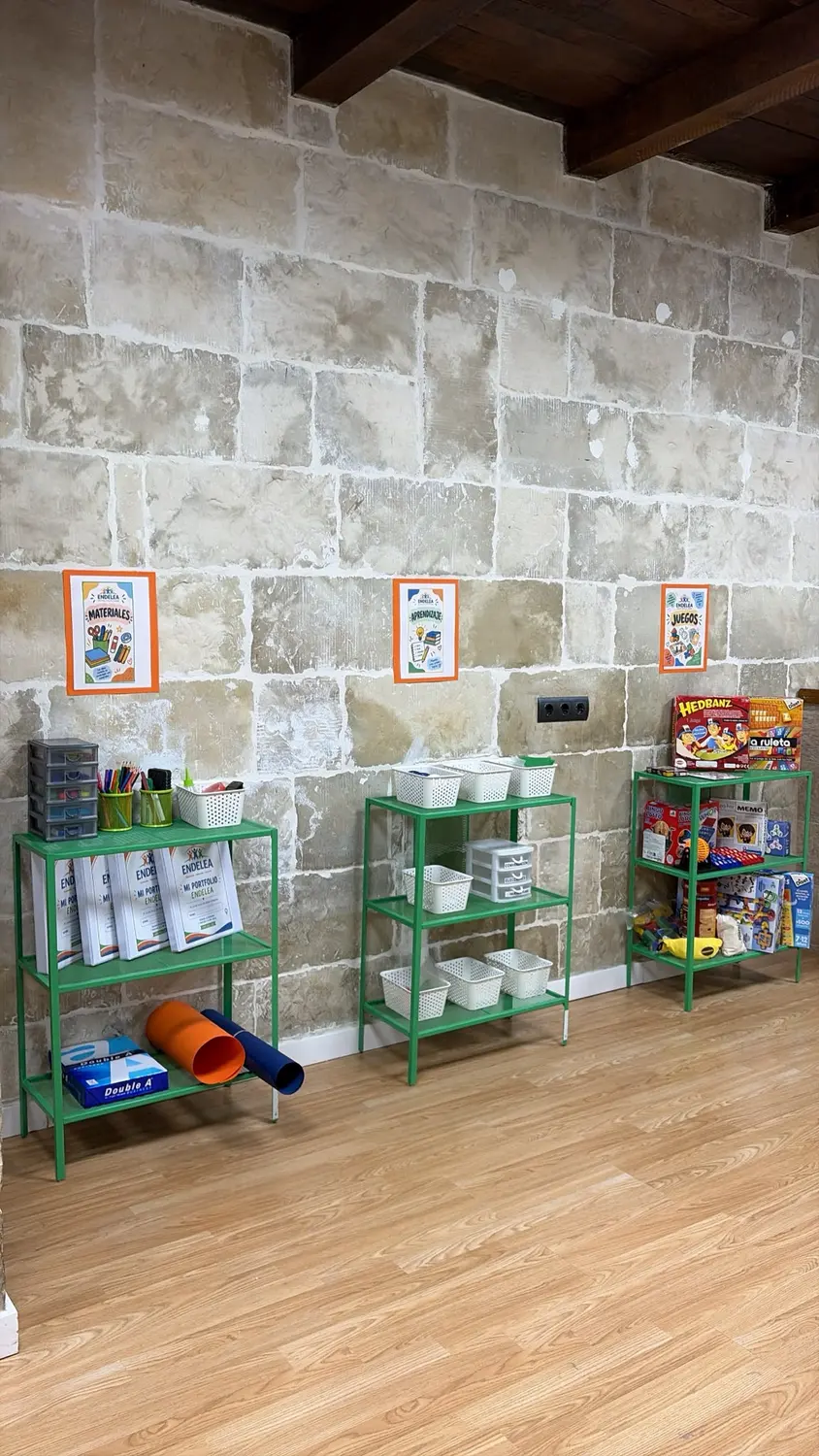 Estanterías con materiales y juegos del centro ENDELEA